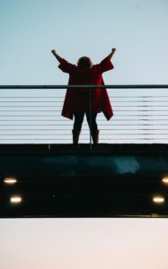 Celebrar pequeños logros y avances en el camino del emprendimiento