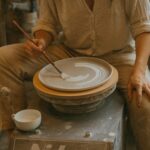 Manos trabajando con cerámica como símbolo de reinvención y hacer lo que te hace feliz