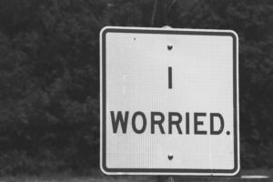 Cartel con la frase “I worried” representando el miedo inicial al emprender y salir de la zona de confort.Cartel con la frase “I worried” representando el miedo inicial al emprender y salir de la zona de confort.