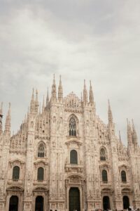 Catedral del Duomo de Milán iluminada por el sol, símbolo del inicio de mi ruta por el norte de Italia y del encanto cultural de la ciudad.